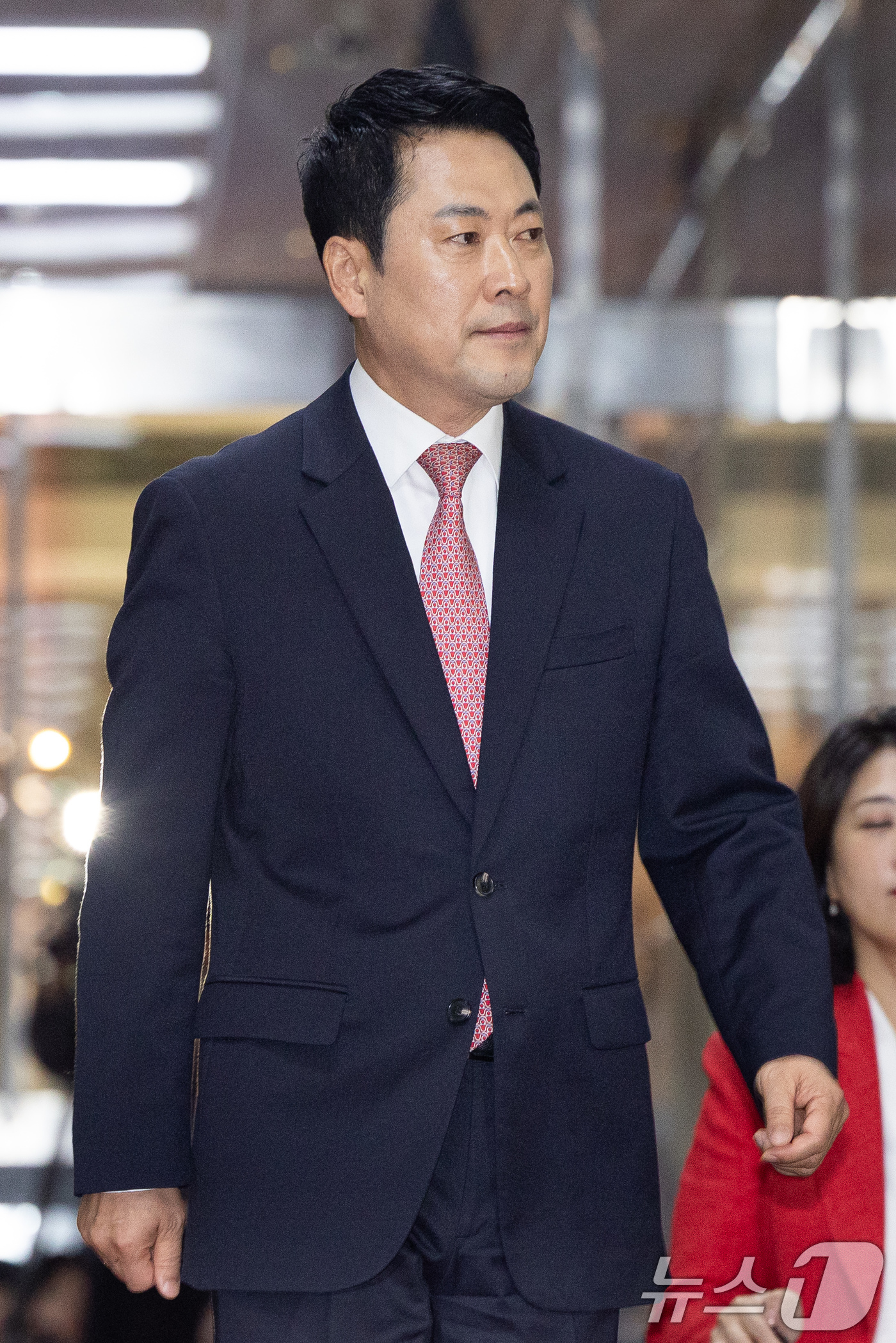 (서울=뉴스1) 유승관 기자 = 장동혁 국민의힘 대표가 31일 서울 여의도 국회에서 개헌 관련 우원식 국회의장과의 비공개 면담을 위해 국회의장실로 들어서고 있다. 2026.3.31 …