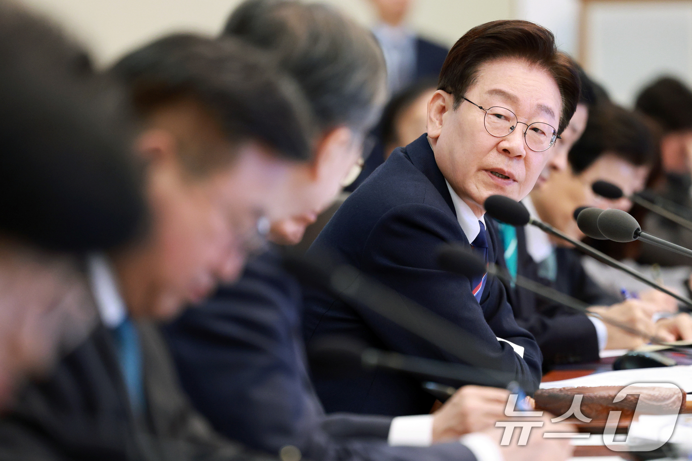 (서울=뉴스1) 허경 기자 = 이재명 대통령이 31일 청와대에서 열린 국무회의에서 조현 외교부 장관에게 질의하고 있다. (청와대통신사진기자단) 2026.3.31/뉴스1