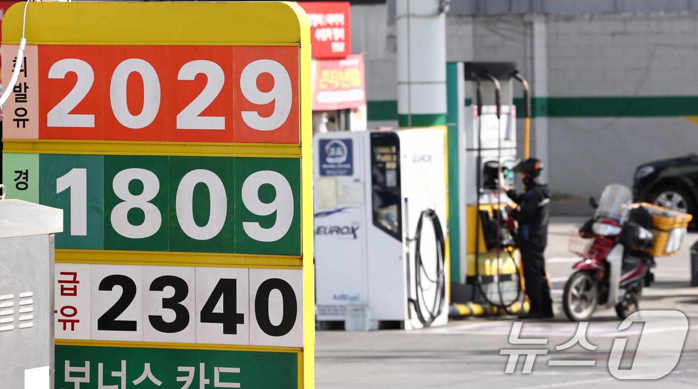 (서울=뉴스1) 최지환 기자 = 서울 주유소 평균 휘발유 가격이 지속 상승하며 리터당 2000원에 육박하고 있는 31일 서울의 한 주유소 유가정보판에 휘발유·경유 가격이 표시되어 …