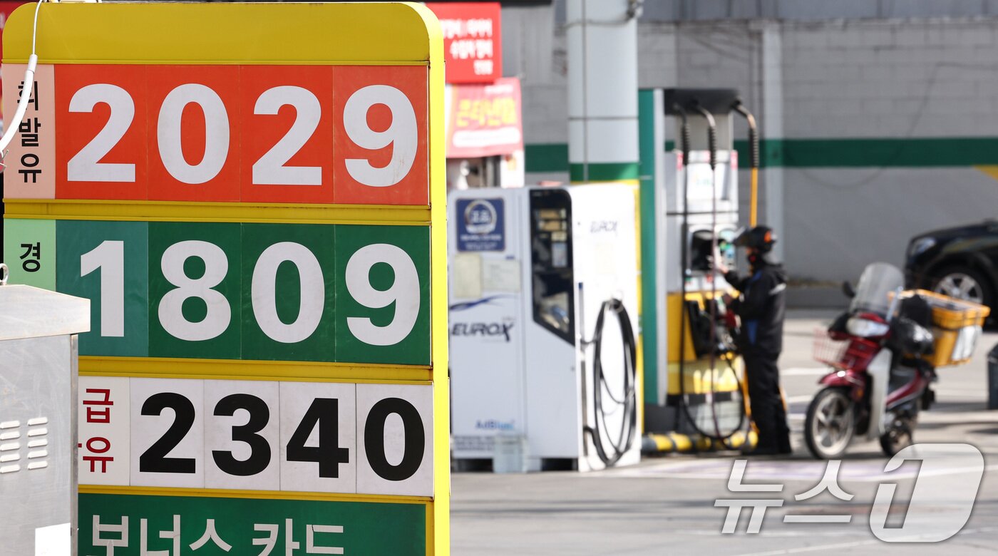 본문 이미지 - 서울 주유소 평균 휘발유 가격이 지속 상승하며 리터당 2000원에 육박하고 있는 31일 서울의 한 주유소 유가정보판에 휘발유·경유 가격이 표시되어 있다. 2026.3.31 ⓒ 뉴스1 최지환 기자