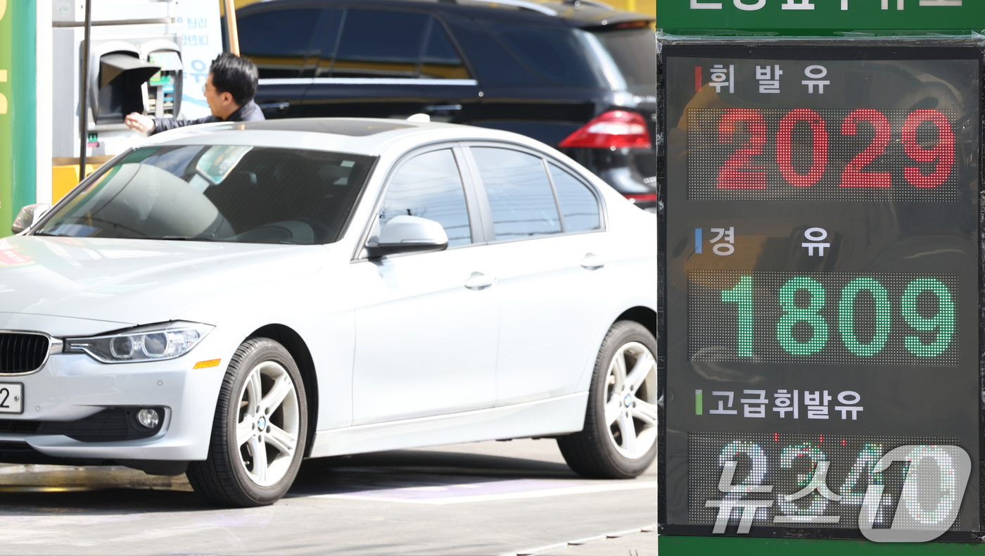 (서울=뉴스1) 최지환 기자 = 서울 주유소 평균 휘발유 가격이 지속 상승하며 리터당 2000원에 육박하고 있는 31일 서울의 한 주유소 유가정보판에 휘발유·경유 가격이 표시되어 …