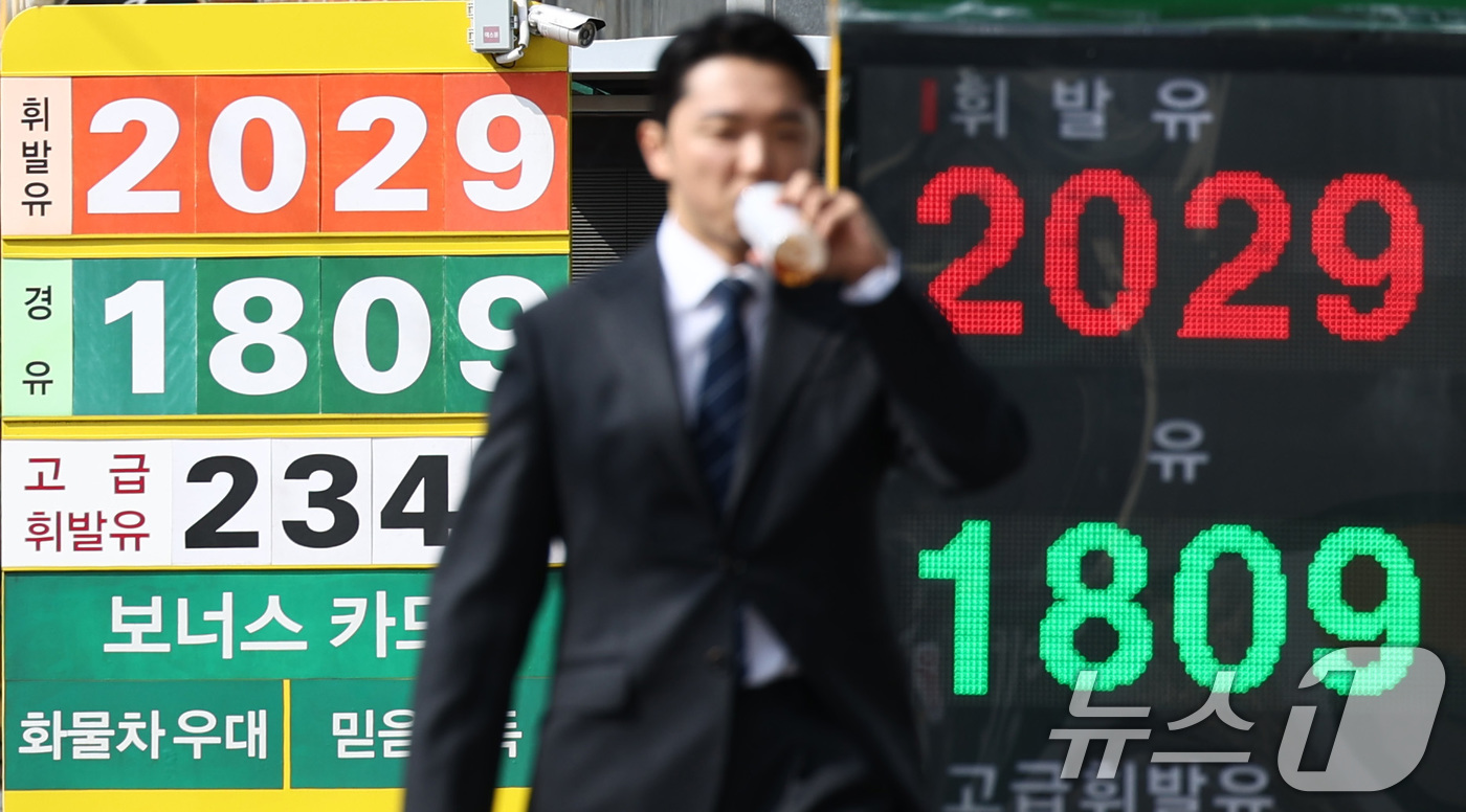 (서울=뉴스1) 최지환 기자 = 서울 주유소 평균 휘발유 가격이 지속 상승하며 리터당 2000원에 육박하고 있는 31일 서울의 한 주유소 유가정보판에 휘발유·경유 가격이 표시되어 …