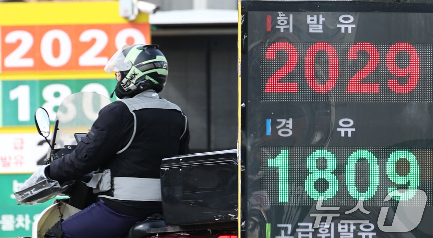 본문 이미지 - 서울 주유소 평균 휘발유 가격이 지속 상승하며 리터당 2000원에 육박하고 있는 31일 서울의 한 주유소 유가정보판에 휘발유·경유 가격이 표시되어 있다. 2026.3.31 ⓒ 뉴스1 최지환 기자