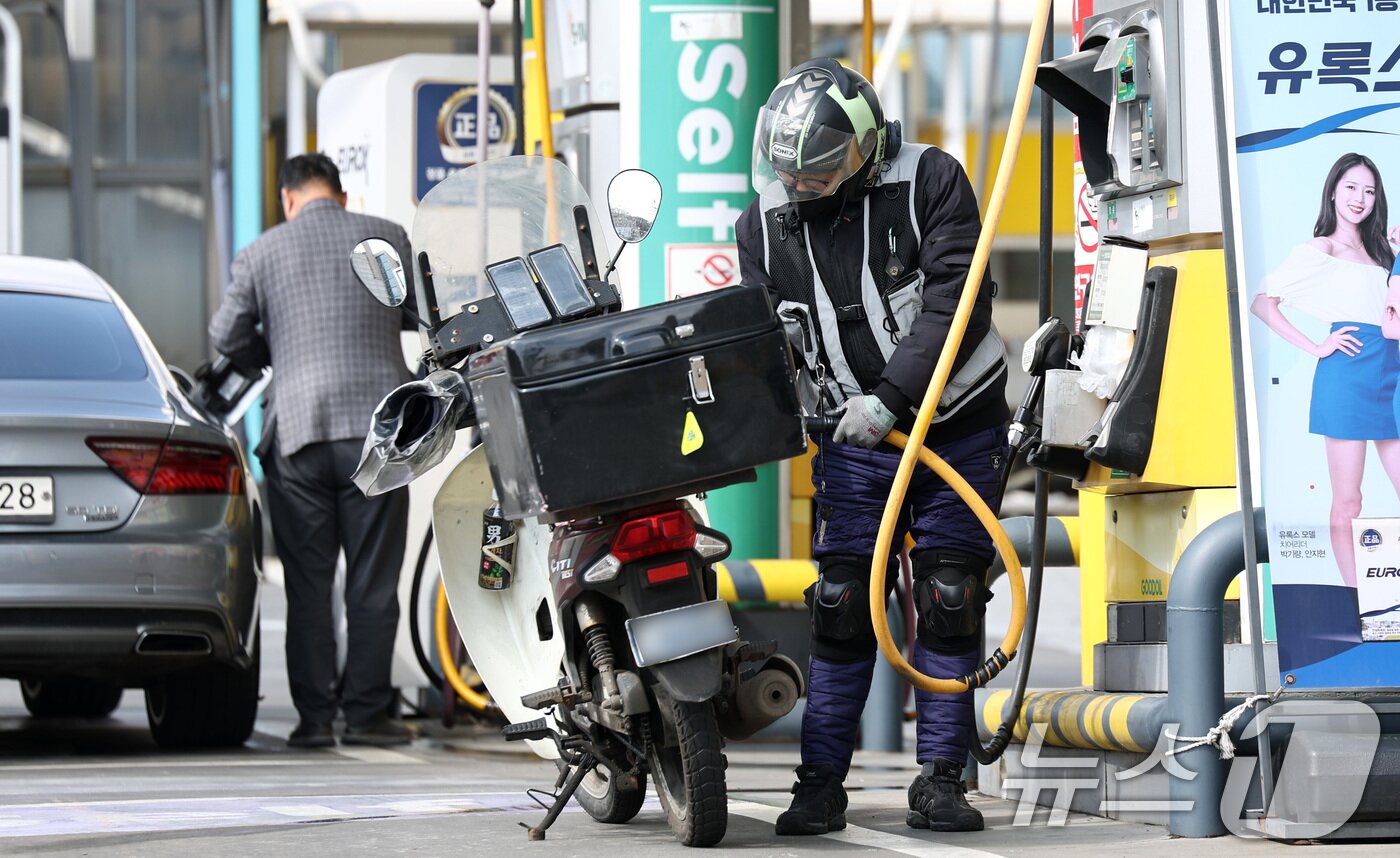 본문 이미지 - 서울 주유소 평균 휘발유 가격이 지속 상승하며 리터당 2000원에 육박하고 있는 31일 서울의 한 주유소에서 운전자들이 주유를 하고 있다. 2026.3.31 ⓒ 뉴스1 최지환 기자