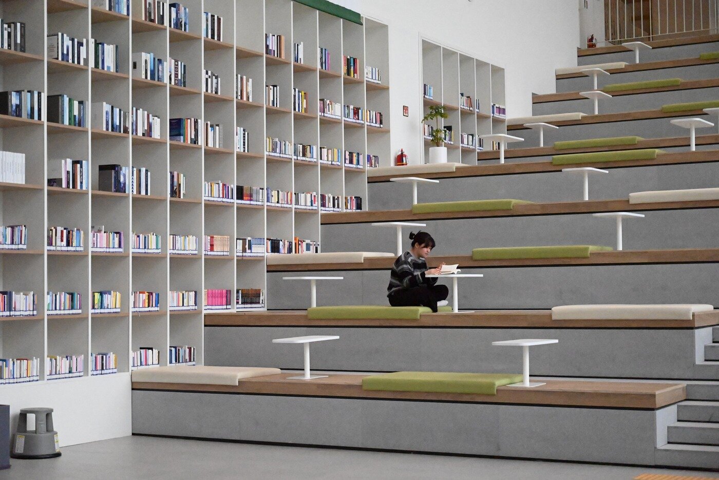 본문 이미지 - 세종공동캠퍼스 학술문화지원센터 계단식 도서관(행정중심복합도시건설청 제공).ⓒ 뉴스1