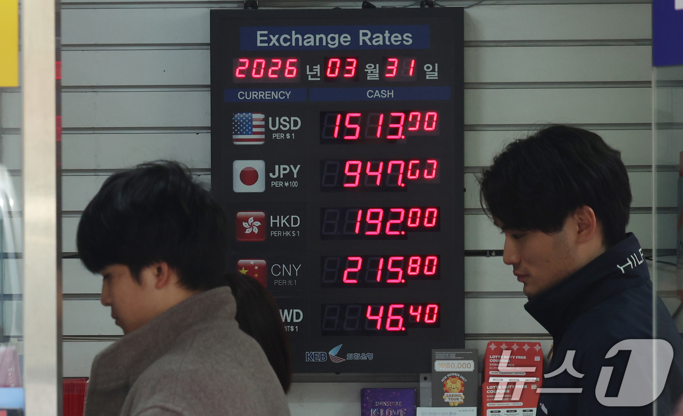 (서울=뉴스1) 김명섭 기자 = 31일 서울 중구 명동 환전소에서 외국인 관광객들이 환전을 하고 있다. 중동발 불안 영향 등으로 원달러 환율이 1520원을 돌파했다. 글로벌 금융위 …