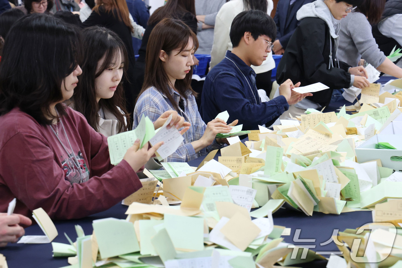 (서울=뉴스1) 이광호 기자 = 31일 오전 서울 종로구 서울시선거관리위원회에서 오는 6월 3일 실시되는 제9회 전국동시지방선거를 대비한 모의개표 실습이 진행되고 있다. 2026. …