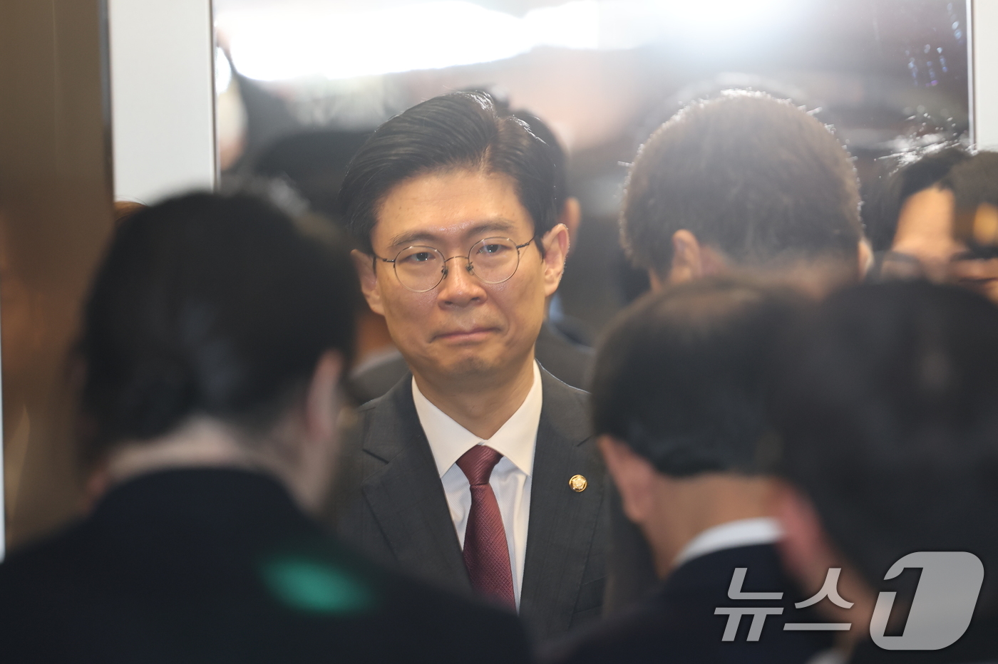 (서울=뉴스1) 이승배 기자 = 공천헌금 의혹이 불거진 조정훈 국민의힘 의원이 31일 입장을 밝히기 위해 서울 여의도 중앙당사로 들어서고 있다. 2026.3.31/뉴스1