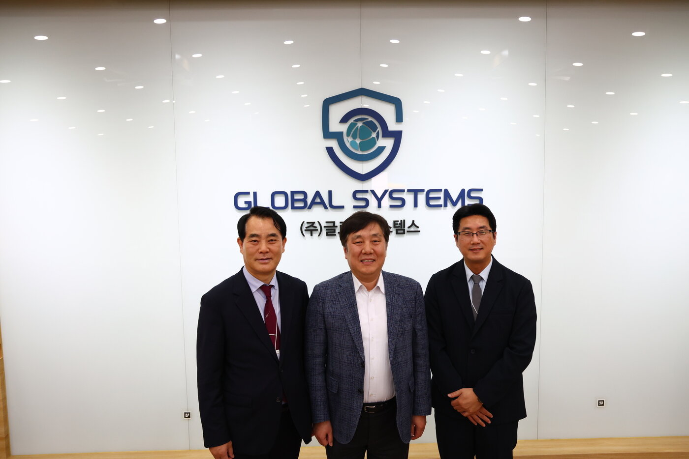 본문 이미지 - 김영신 중소기업기술정보진흥원장(가운데)과 박승국 글로벌시스템스 대표(왼쪽)과 관계자가 기념사진을 찍고 있다.(중소기업기술정보진흥원 제공)