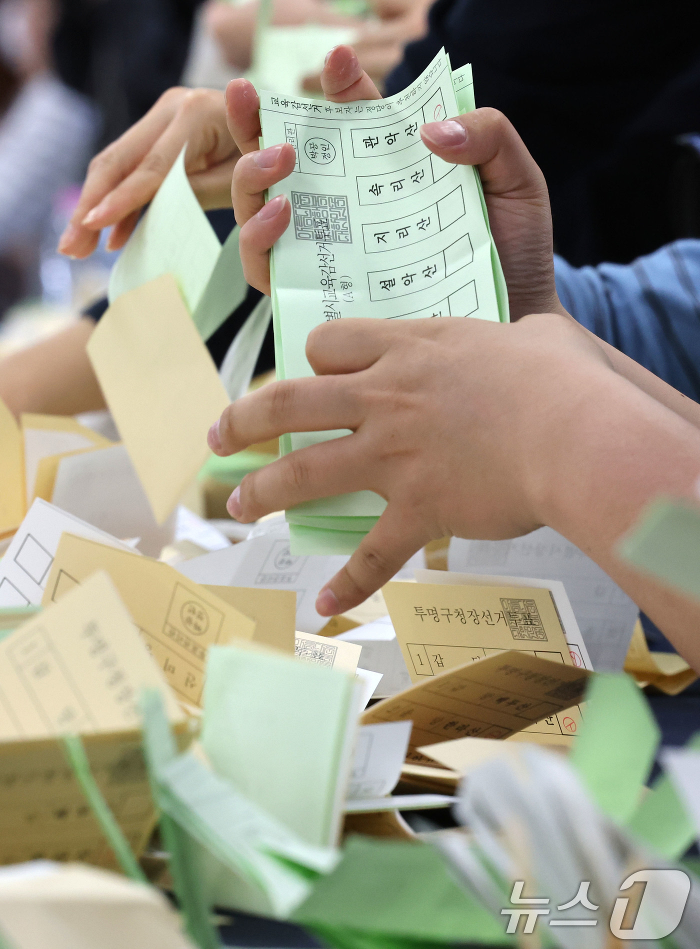 (서울=뉴스1) 이광호 기자 = 31일 오전 서울 종로구 서울시선거관리위원회에서 오는 6월 3일 실시되는 제9회 전국동시지방선거를 대비한 모의개표 실습이 진행되고 있다. 2026. …