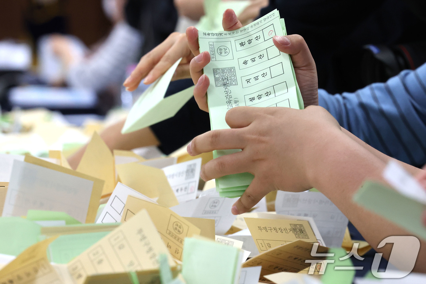 (서울=뉴스1) 이광호 기자 = 31일 오전 서울 종로구 서울시선거관리위원회에서 오는 6월 3일 실시되는 제9회 전국동시지방선거를 대비한 모의개표 실습이 진행되고 있다. 2026. …