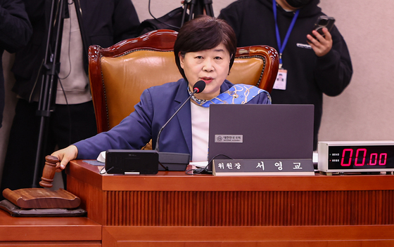 의사봉 두드리는 서영교 위원장