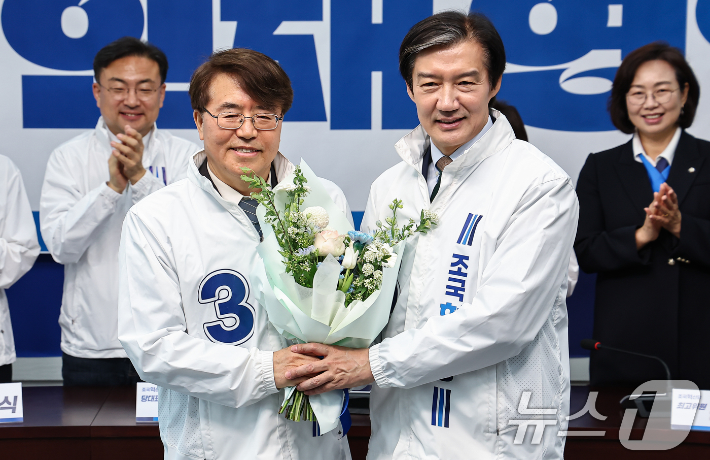 (서울=뉴스1) 김도우 기자 = 조국 조국혁신당 대표가 31일 서울 여의도 국회에서 열린 6.3 지방선거 혁신 인재 4호 영입식에서 영입 인재인 조안호 전 한국에너지재단 기획경영본 …