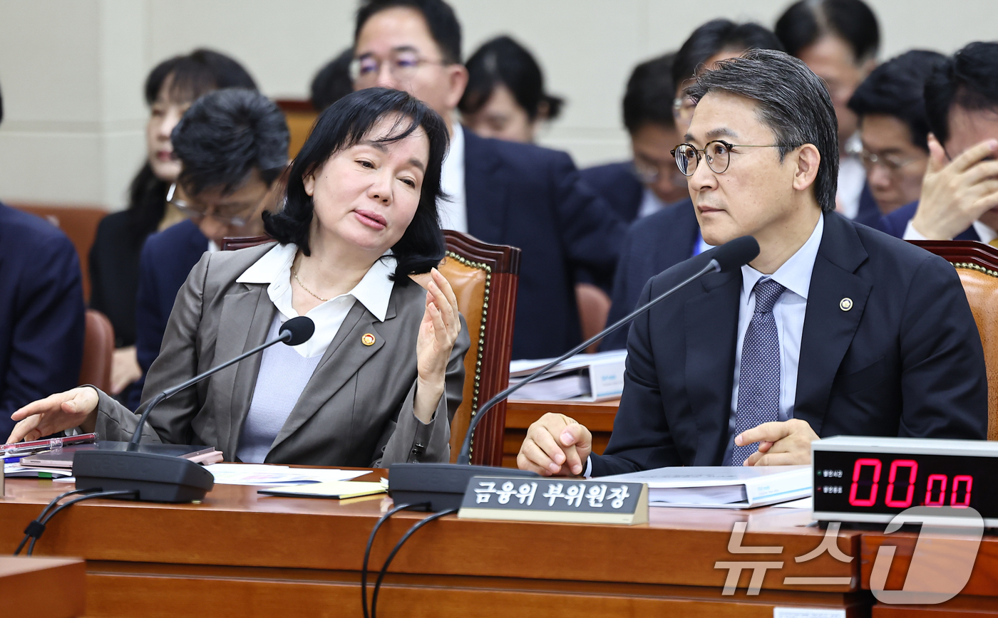 (서울=뉴스1) 김도우 기자 = 31일 서울 여의도 국회에서 열린 제433회 국회(임시회) 정무위원회 전체회의에서 송경희 개인정보보호위원장과 권대영 금융위원회 부위원장이 대화를 나 …