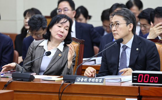 대화 나누는 송경희 위원장과 권대영 부위원장