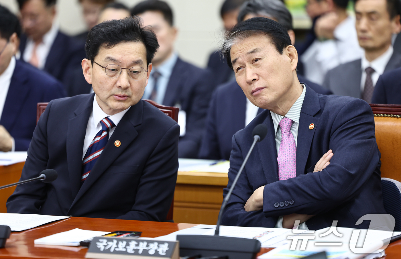 (서울=뉴스1) 김도우 기자 = 31일 서울 여의도 국회에서 열린 제433회 국회(임시회) 정무위원회 전체회의에서 권오을 국가보훈부 장관과 윤창렬 국무조정실장이 대화를 나누고 있다 …