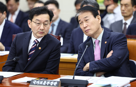 대화 나누는 권오을 장관과 윤창렬 국무조정실장