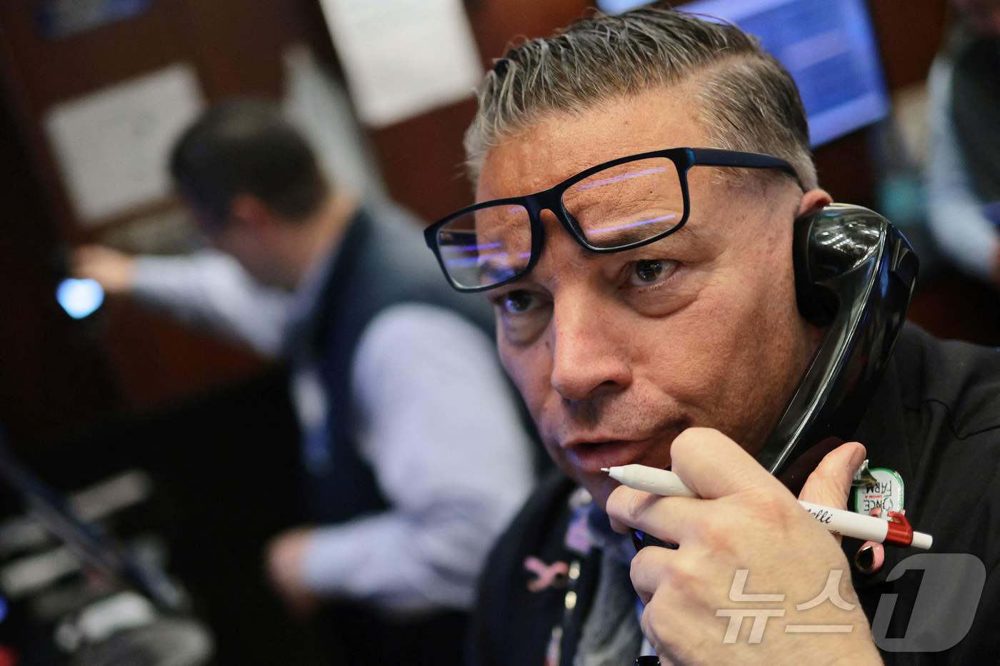 본문 이미지 - 30일(현지시간) 미국 뉴욕증권거래소(NYSE)에서 트레이더들이 거래를 하고 있다. 이란 전쟁 여파 속에 다우지수가 5주 연속 하락 이후 200포인트 이상 반등하며 주 초반 상승세를 보였다. 2026.3.30 ⓒ AFP=뉴스1