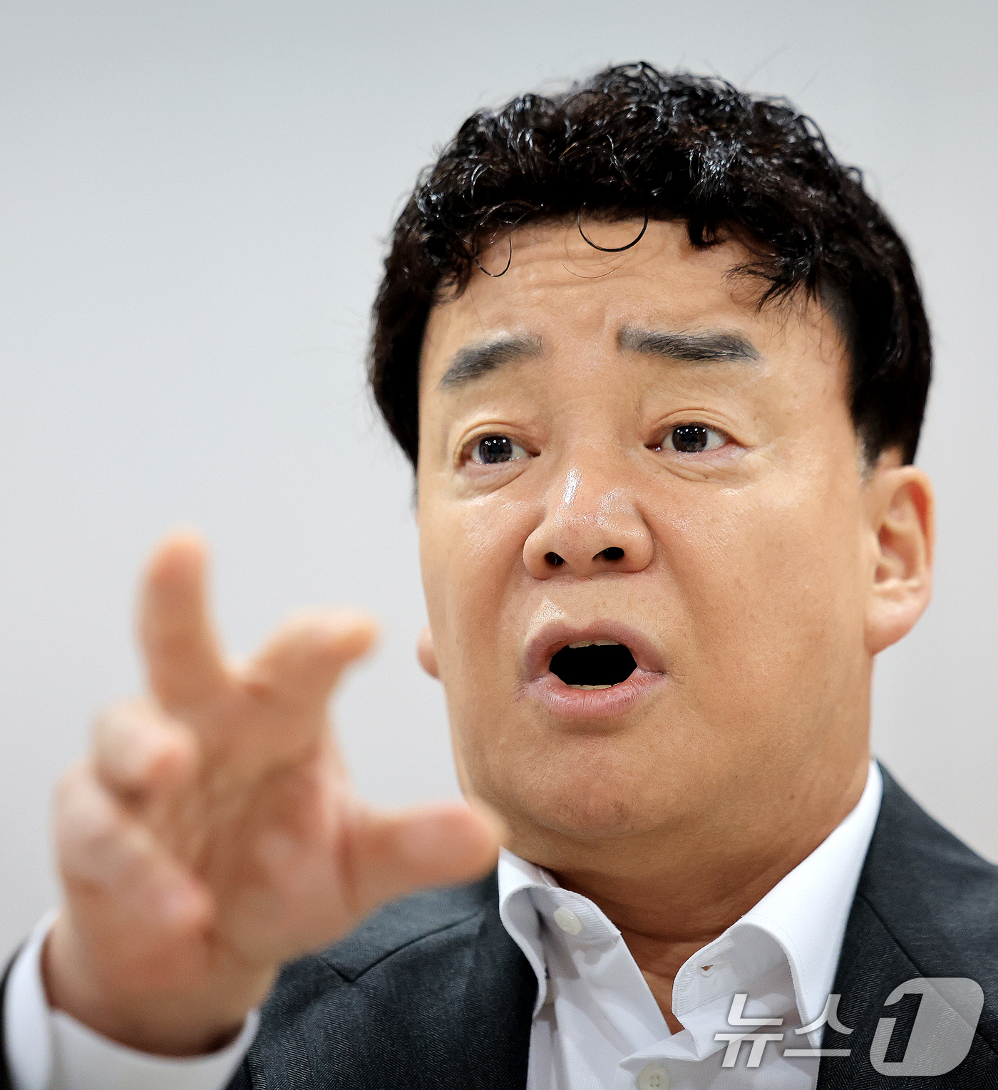 (서울=뉴스1) 이호윤 기자 = 백종원 더본코리아 대표가  31일 서울 서초구 더본코리아별관에서 열린 기자간담회에서 취재진 질문에 답변하고 있다. 2026.3.31/뉴스1