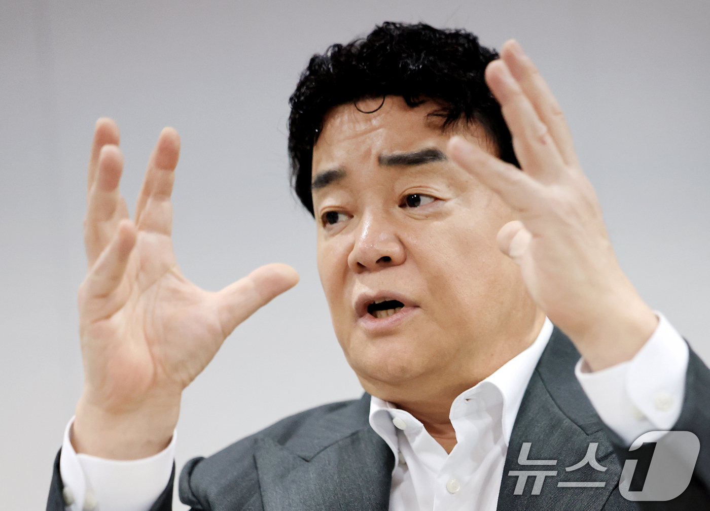 (서울=뉴스1) 이호윤 기자 = 백종원 더본코리아 대표가  31일 서울 서초구 더본코리아별관에서 열린 기자간담회에서 취재진 질문에 답변하고 있다. 2026.3.31/뉴스1