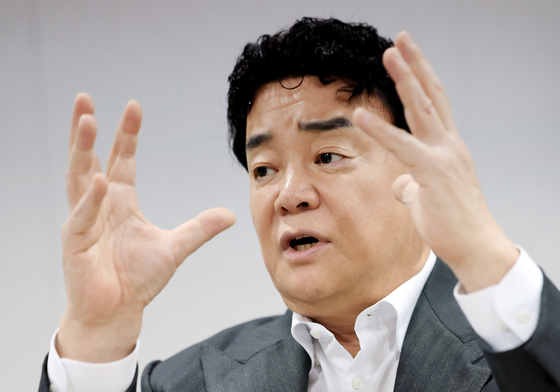 주주총회 마치고 기자간담회 갖는 백종원 대표