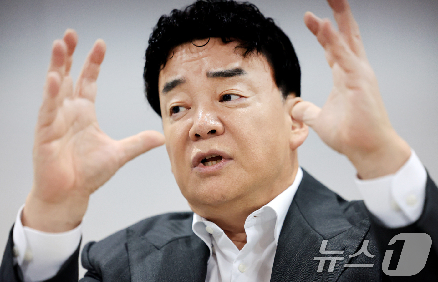 (서울=뉴스1) 이호윤 기자 = 백종원 더본코리아 대표가  31일 서울 서초구 더본코리아별관에서 열린 기자간담회에서 취재진 질문에 답변하고 있다. 2026.3.31/뉴스1