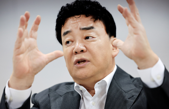 기자간담회에서 질문 답변하는 백종원 대표