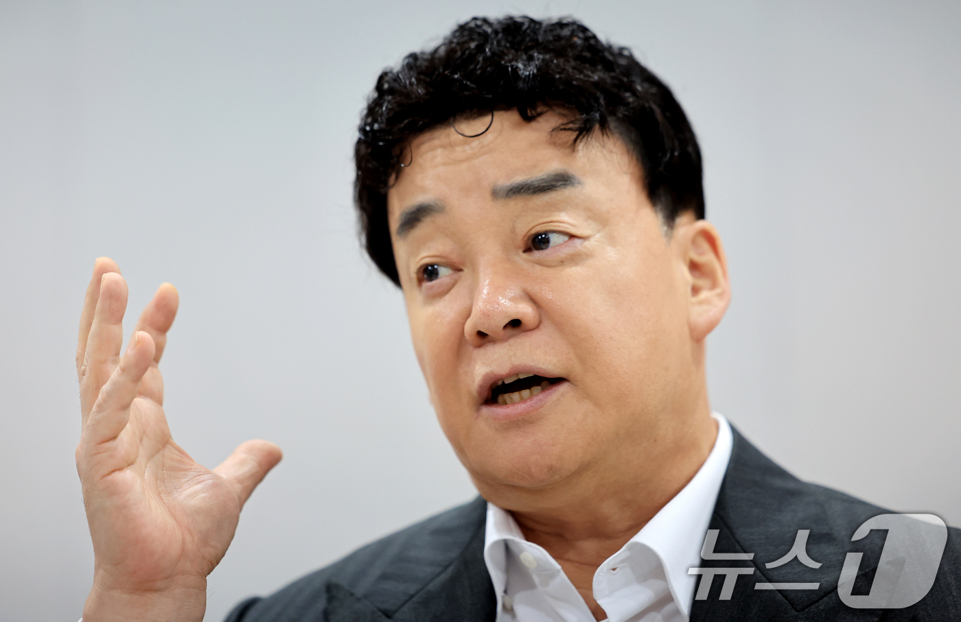 (서울=뉴스1) 이호윤 기자 = 백종원 더본코리아 대표가  31일 서울 서초구 더본코리아별관에서 열린 기자간담회에서 취재진 질문에 답변하고 있다. 2026.3.31/뉴스1