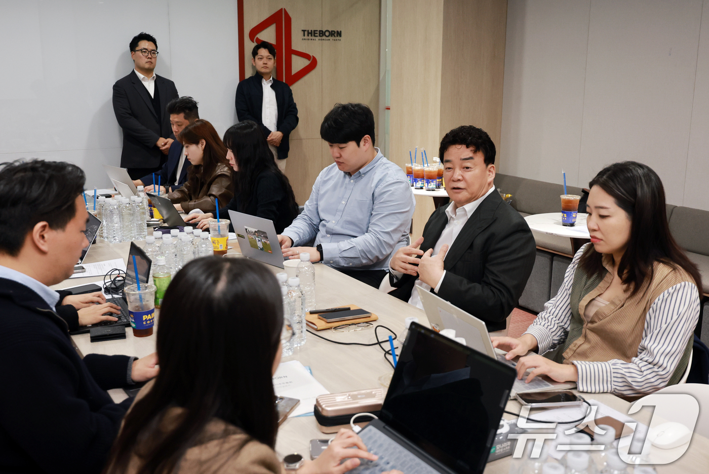 (서울=뉴스1) 이호윤 기자 = 백종원 더본코리아 대표가  31일 서울 서초구 더본코리아별관에서 열린 기자간담회에서 취재진 질문에 답변하고 있다. 2026.3.31/뉴스1