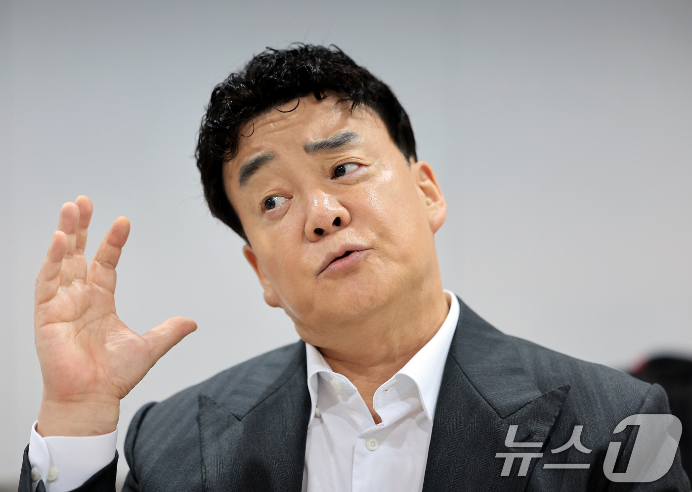 (서울=뉴스1) 이호윤 기자 = 백종원 더본코리아 대표가  31일 서울 서초구 더본코리아별관에서 열린 기자간담회에서 취재진 질문에 답변하고 있다. 2026.3.31/뉴스1