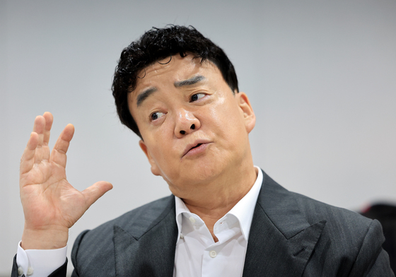 기자들에게 질문받는 백종원 대표