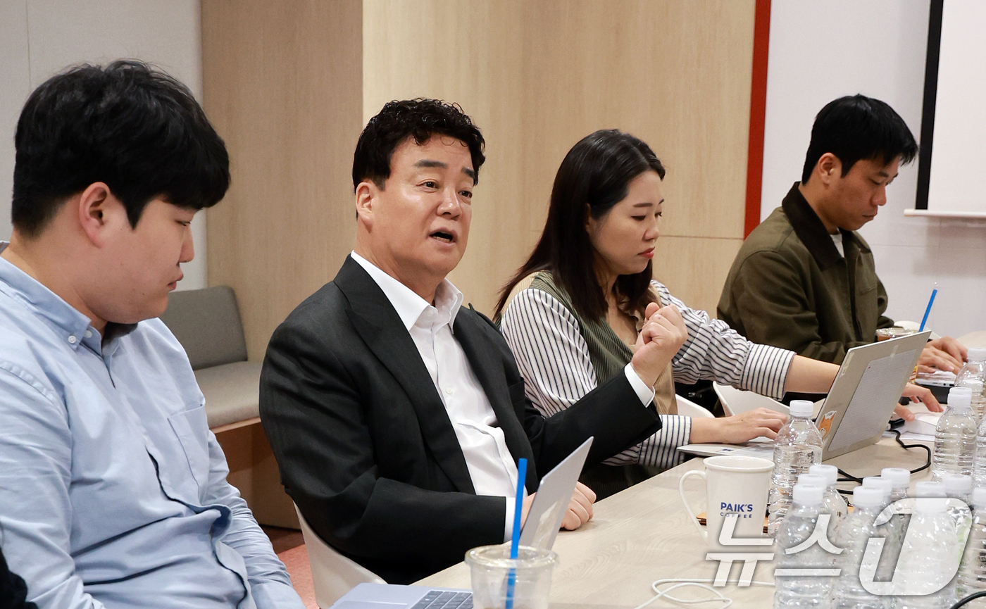 (서울=뉴스1) 이호윤 기자 = 백종원 더본코리아 대표가  31일 서울 서초구 더본코리아별관에서 열린 기자간담회에서 취재진 질문에 답변하고 있다. 2026.3.31/뉴스1