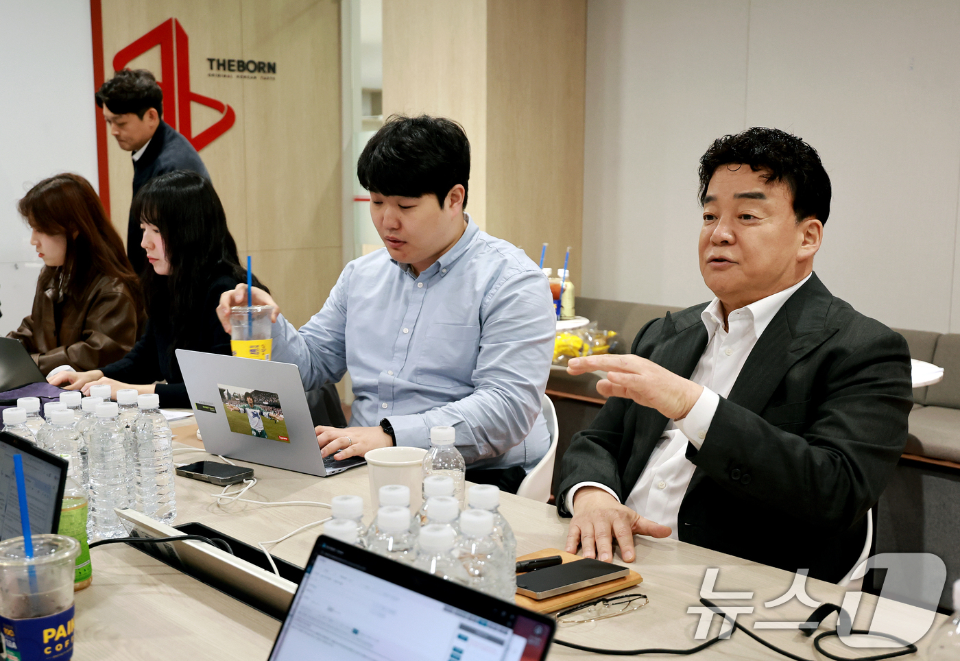 (서울=뉴스1) 이호윤 기자 = 백종원 더본코리아 대표가  31일 서울 서초구 더본코리아별관에서 열린 기자간담회에서 취재진 질문에 답변하고 있다. 2026.3.31/뉴스1