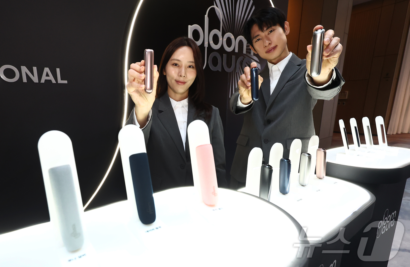 (서울=뉴스1) 김민지 기자 = 31일 오전 서울 영등포구 페어몬트 앰배서더 서울 호텔에서 열린 JTI코리아의 궐련형 전자담배 '플룸 아우라' 국내 출시 기념 기자간담회에서 모델들 …