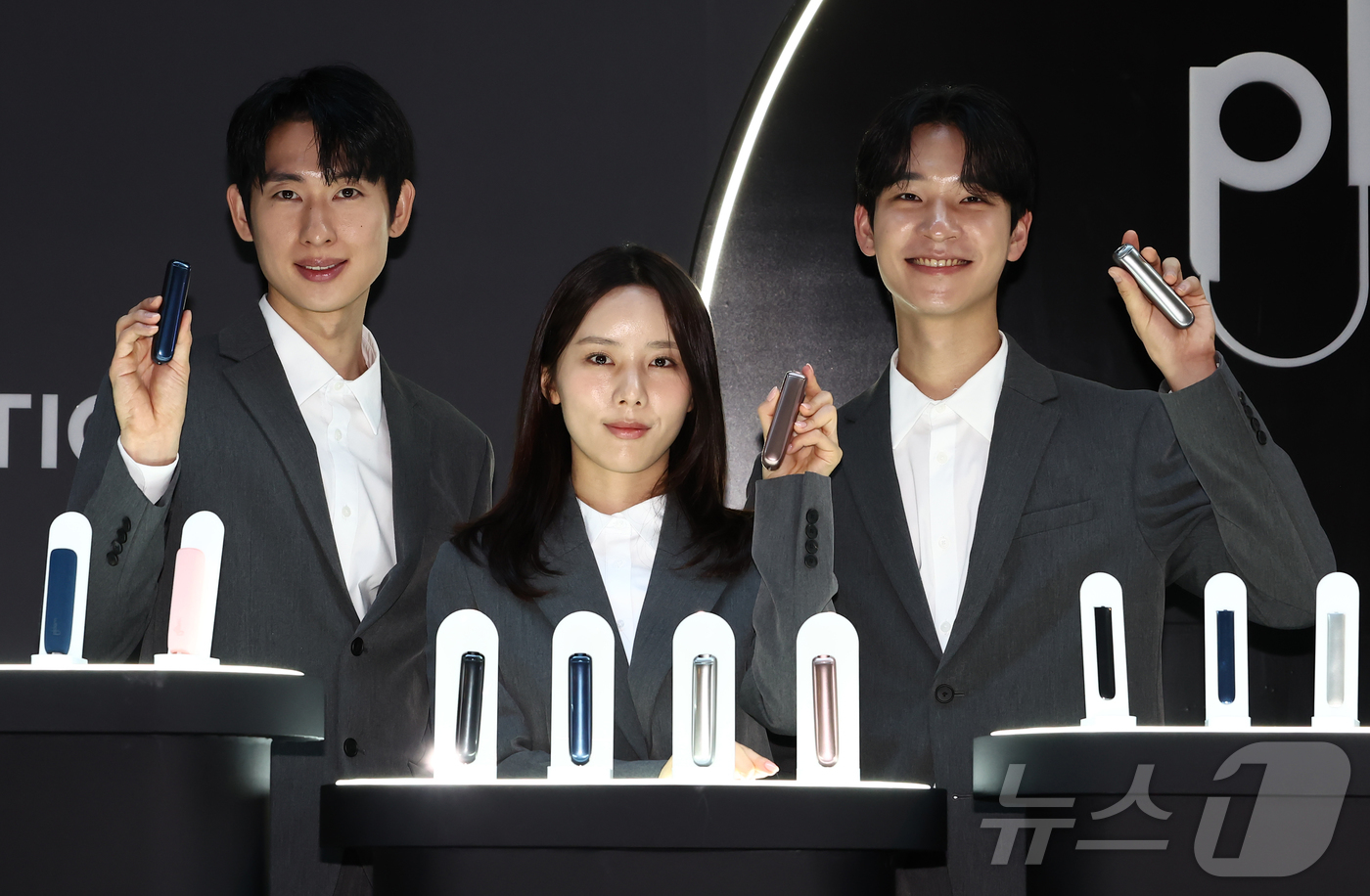 (서울=뉴스1) 김민지 기자 = 31일 오전 서울 영등포구 페어몬트 앰배서더 서울 호텔에서 열린 JTI코리아의 궐련형 전자담배 '플룸 아우라' 국내 출시 기념 기자간담회에서 모델들 …