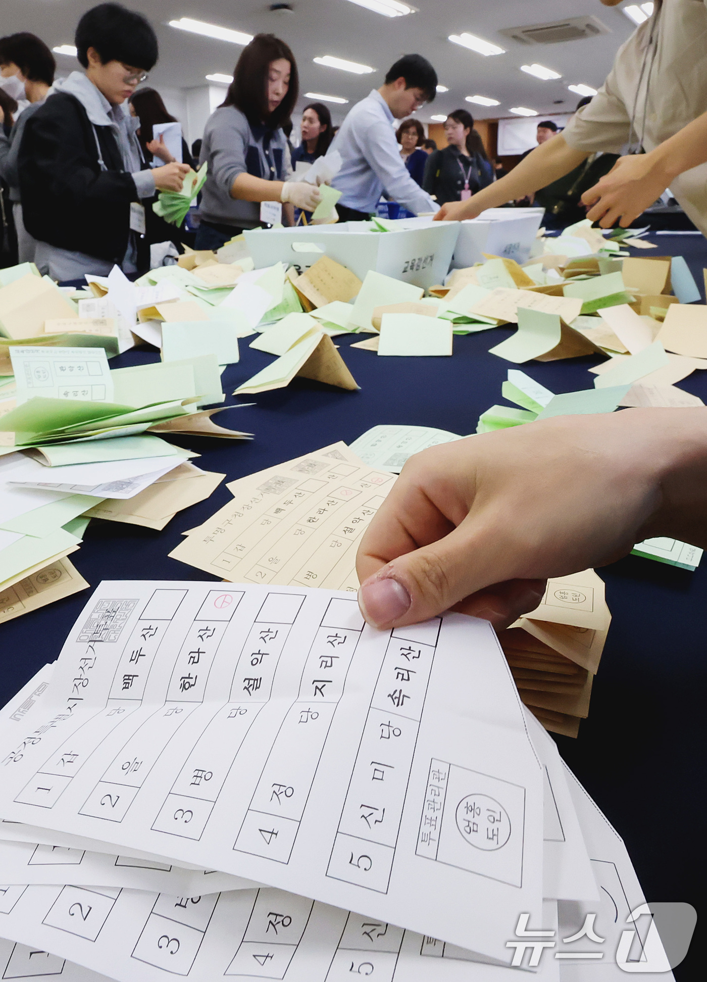 (서울=뉴스1) 조연우 인턴기자 = 6·3 지방선거를 64일 앞둔 31일 서울 종로구 서울시선거관리위원회에서 열린 제9회 전국동시지방선거 대비 모의 개표 실습에서 투표지 분류 작업 …