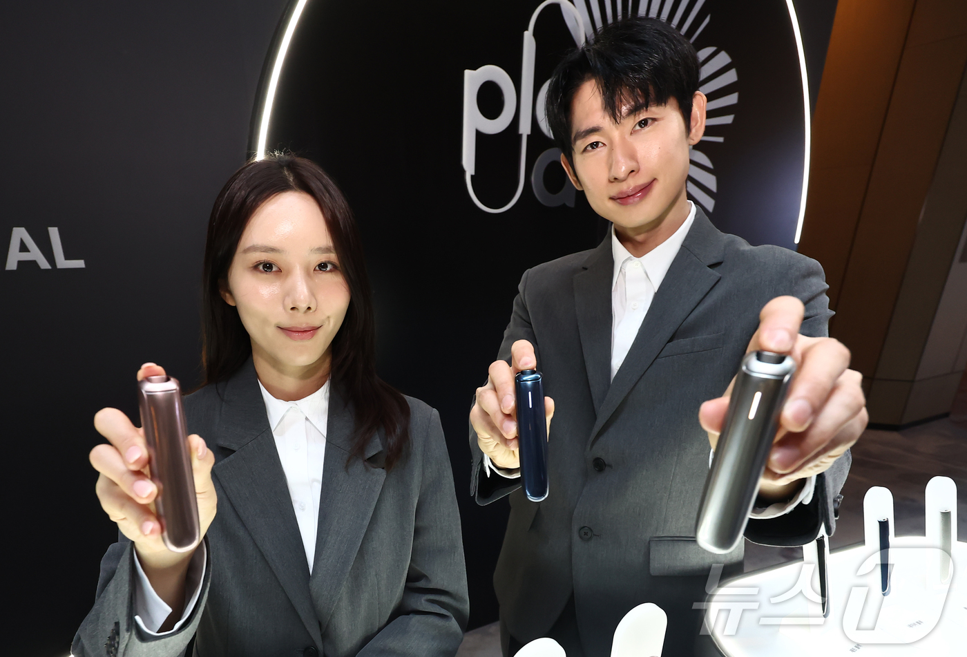 (서울=뉴스1) 김민지 기자 = 31일 오전 서울 영등포구 페어몬트 앰배서더 서울 호텔에서 열린 JTI코리아의 궐련형 전자담배 '플룸 아우라' 국내 출시 기념 기자간담회에서 모델들 …