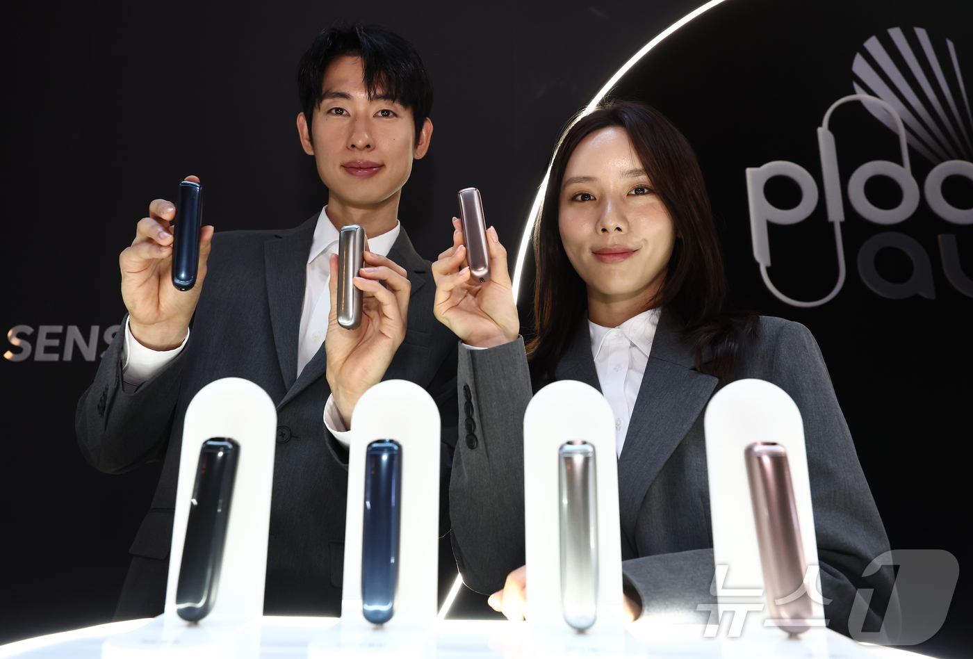 (서울=뉴스1) 김민지 기자 = 31일 오전 서울 영등포구 페어몬트 앰배서더 서울 호텔에서 열린 JTI코리아의 궐련형 전자담배 '플룸 아우라' 국내 출시 기념 기자간담회에서 모델들 …