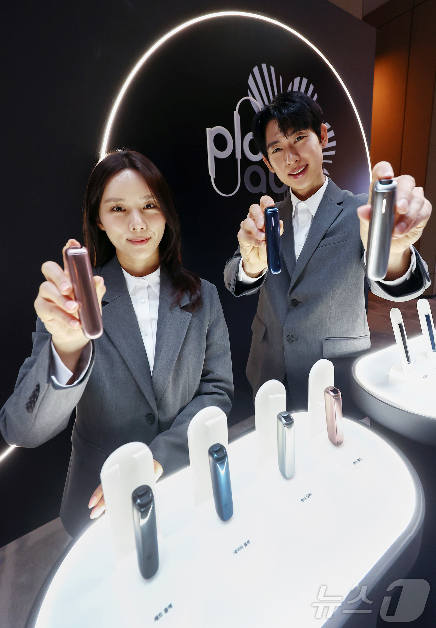 (서울=뉴스1) 김민지 기자 = 31일 오전 서울 영등포구 페어몬트 앰배서더 서울 호텔에서 열린 JTI코리아의 궐련형 전자담배 '플룸 아우라' 국내 출시 기념 기자간담회에서 모델들 …