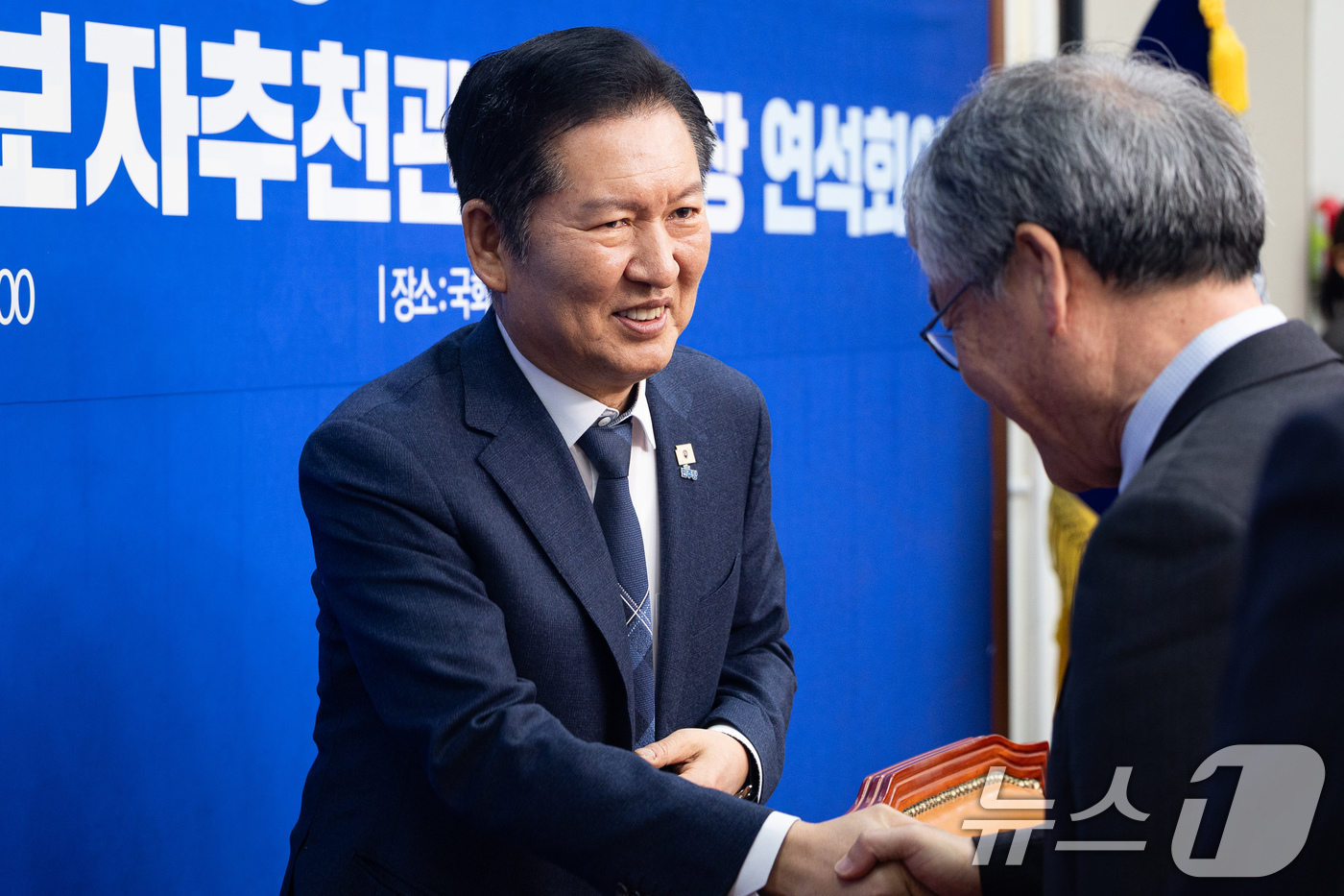 (서울=뉴스1) 유승관 기자 = 정청래 더불어민주당 대표가 31일 서울 여의도 국회에서 열린 시·도당 비례대표후보자추천관리위원장 연석회의에서 위원장들과 인사하고 있다. 2026.3 …