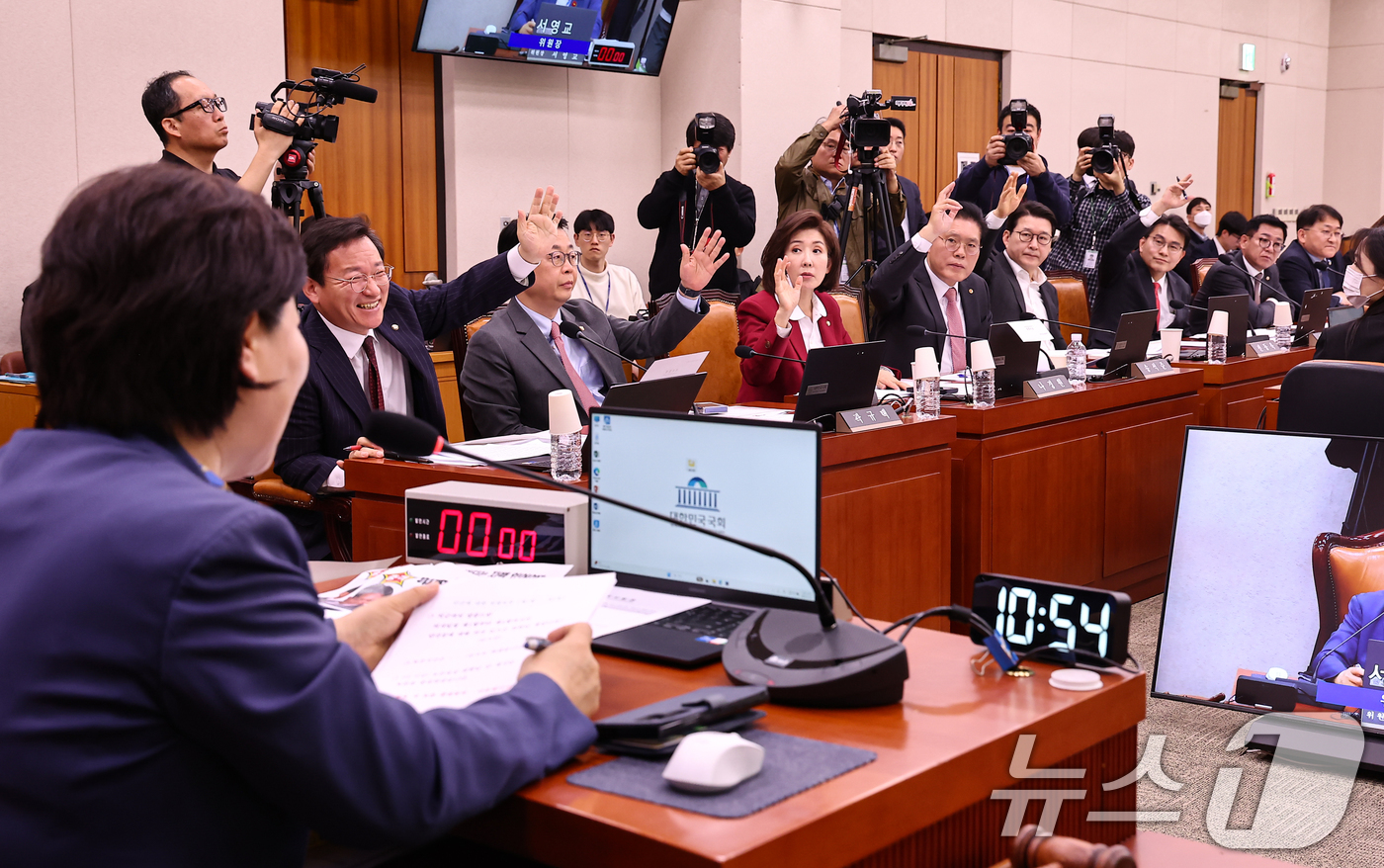 (서울=뉴스1) 김도우 기자 = 31일 서울 여의도 국회에서 열린 제433회 국회(임시회) 윤석열 정권 정치검찰 조작기소 의혹 사건 진상규명 국정조사특별위원회 회의에서 국민의힘 의 …