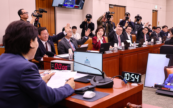 의사진행 발언 신청하는 국민의힘 의원들