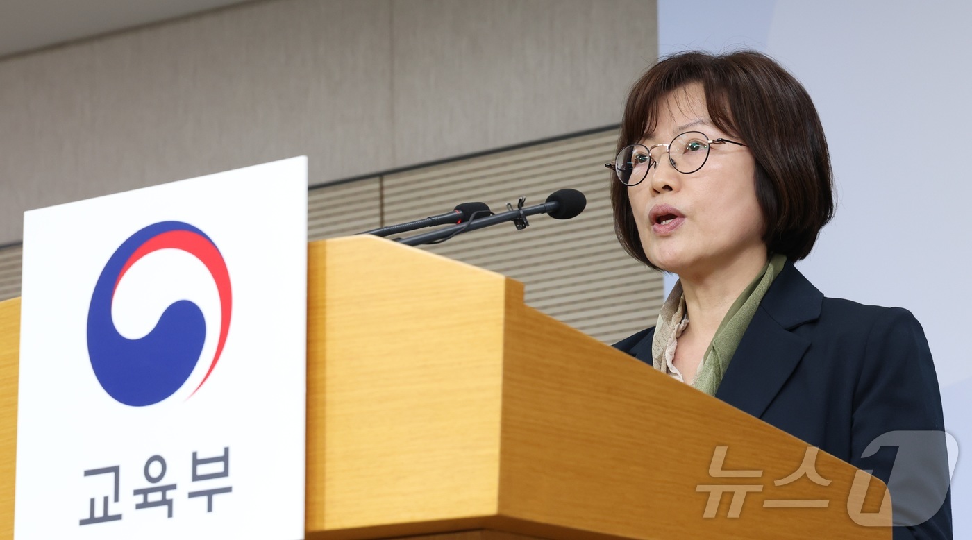 (세종=뉴스1) 김기남 기자 = 김문희 한국교육과정평가원장이 31일 세종시 정부세종청사에서 2027학년도 대학수학능력시험 출제 방향, 시험관리 등 시행기본계획을 발표하고 있다. …