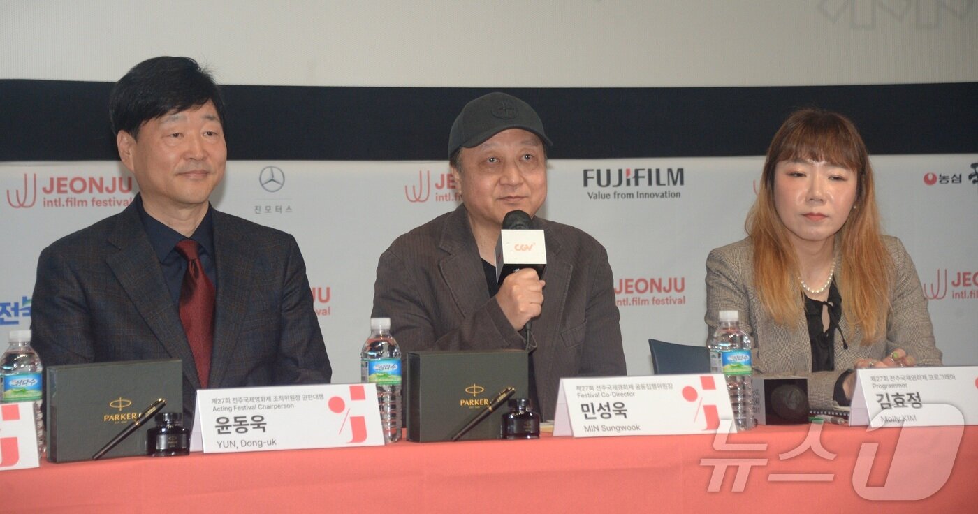 본문 이미지 - 민성욱 전주국제영화제 공동집행위원장(가운데)이 31일 전북 전주시 전주디지털독립영화관에서 열린 '제27회 전주국제영화제 상영작 발표 기자회견'에서 인사말을 하고 있다. 2026.3.31 ⓒ 뉴스1 유경석 기자