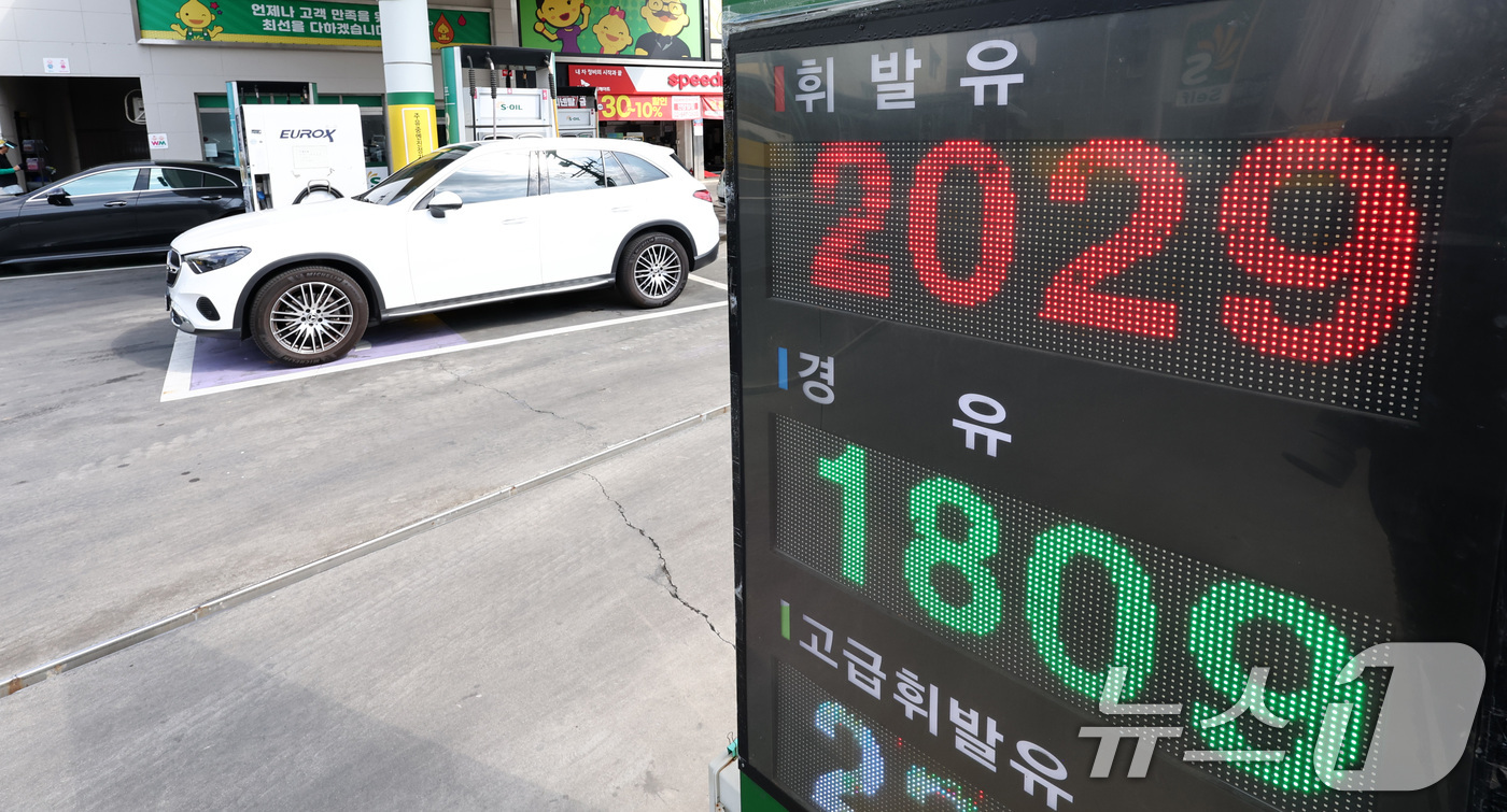 (서울=뉴스1) 최지환 기자 = 서울 주유소 평균 휘발유 가격이 지속 상승하며 리터당 2000원에 육박하고 있는 31일 서울의 한 주유소 유가정보판에 휘발유·경유 가격이 표시되어 …