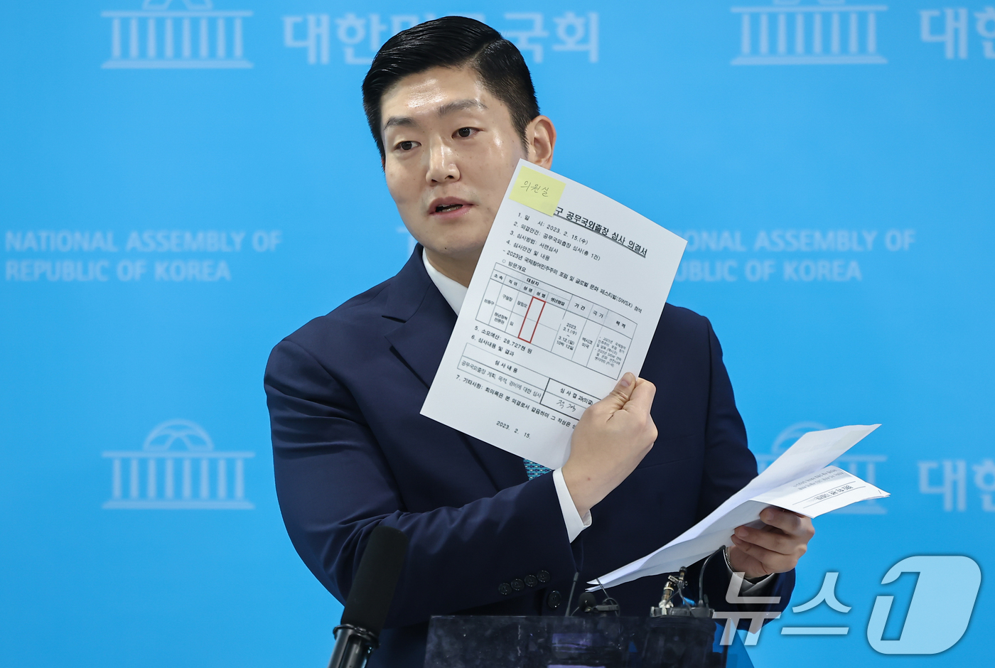 (서울=뉴스1) 김도우 기자 = 김재섭 국민의힘 의원이 31일 서울 여의도 소통관에서 정원오 더불어민주당 서울시장 예비후보 의혹 관련 기자회견 후 백브리핑을 하고 있다. 2026. …