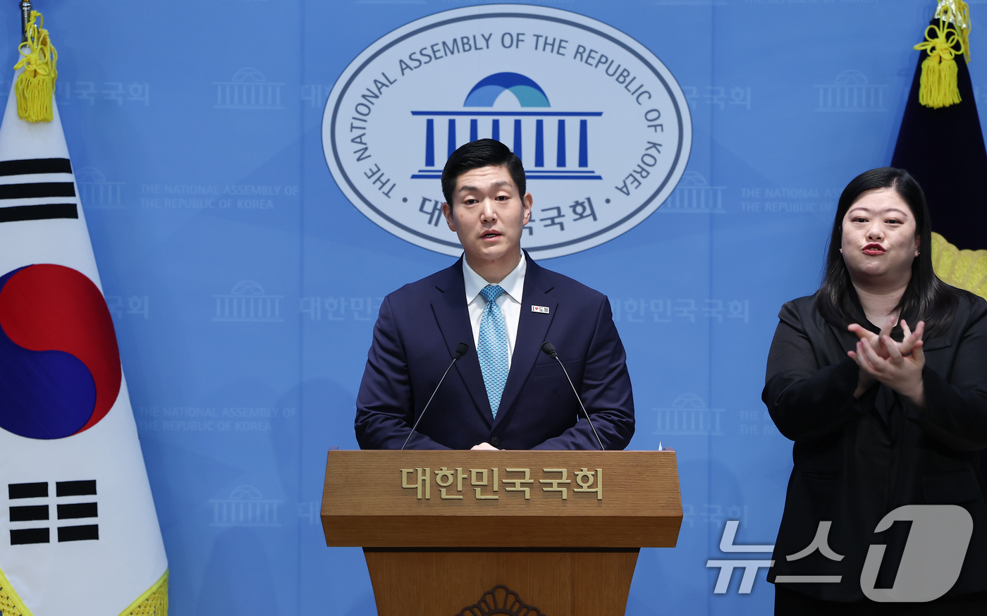 (서울=뉴스1) 김도우 기자 = 김재섭 국민의힘 의원이 31일 서울 여의도 소통관에서 정원오 더불어민주당 서울시장 예비후보 의혹 관련 기자회견을 하고 있다. 2026.3.31/뉴스 …