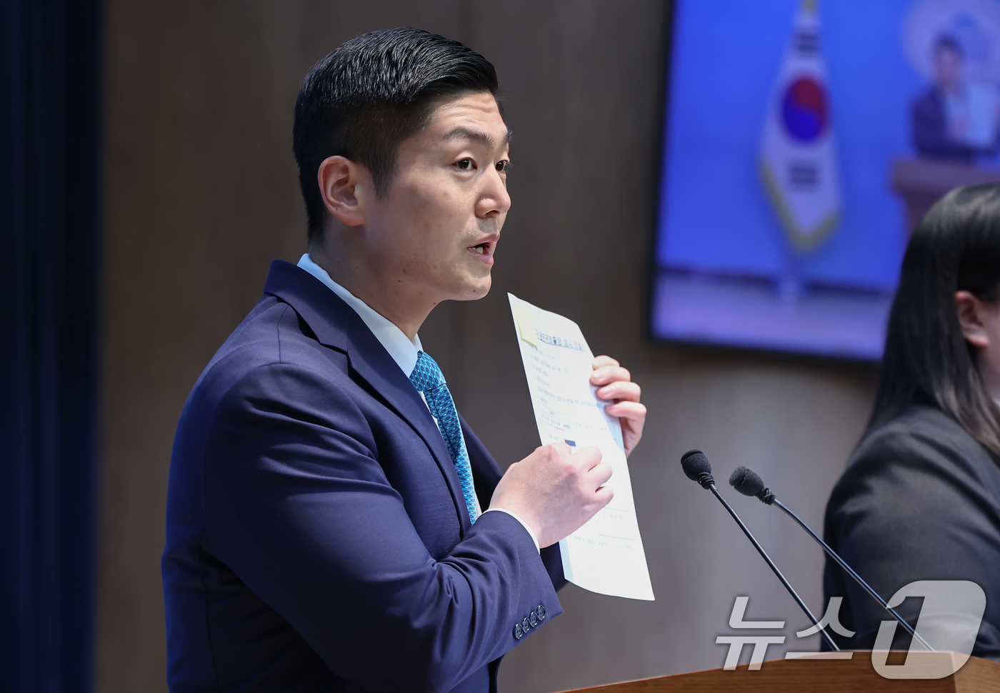 (서울=뉴스1) 김도우 기자 = 김재섭 국민의힘 의원이 31일 서울 여의도 소통관에서 정원오 더불어민주당 서울시장 예비후보 의혹 관련 기자회견을 하고 있다. 2026.3.31/뉴스 …