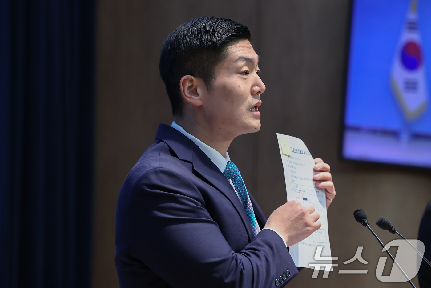 (서울=뉴스1) 김도우 기자 = 김재섭 국민의힘 의원이 31일 서울 여의도 소통관에서 정원오 더불어민주당 서울시장 예비후보 의혹 관련 기자회견을 하고 있다. 2026.3.31/뉴스 …