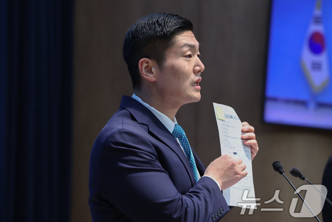 본문 이미지 - 김재섭 국민의힘 의원이 31일 서울 여의도 소통관에서 정원오 더불어민주당 서울시장 예비후보 의혹 관련 기자회견을 하고 있다. 2026.3.31 ⓒ 뉴스1 김도우 기자